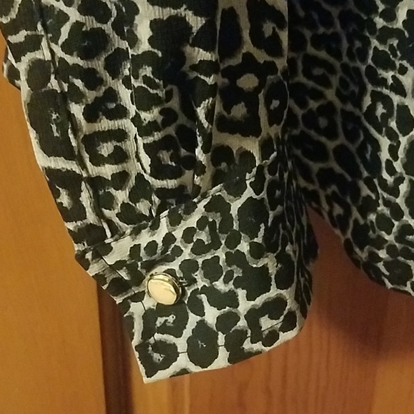 Cheetah print button down blouse - Picture 2 of 4